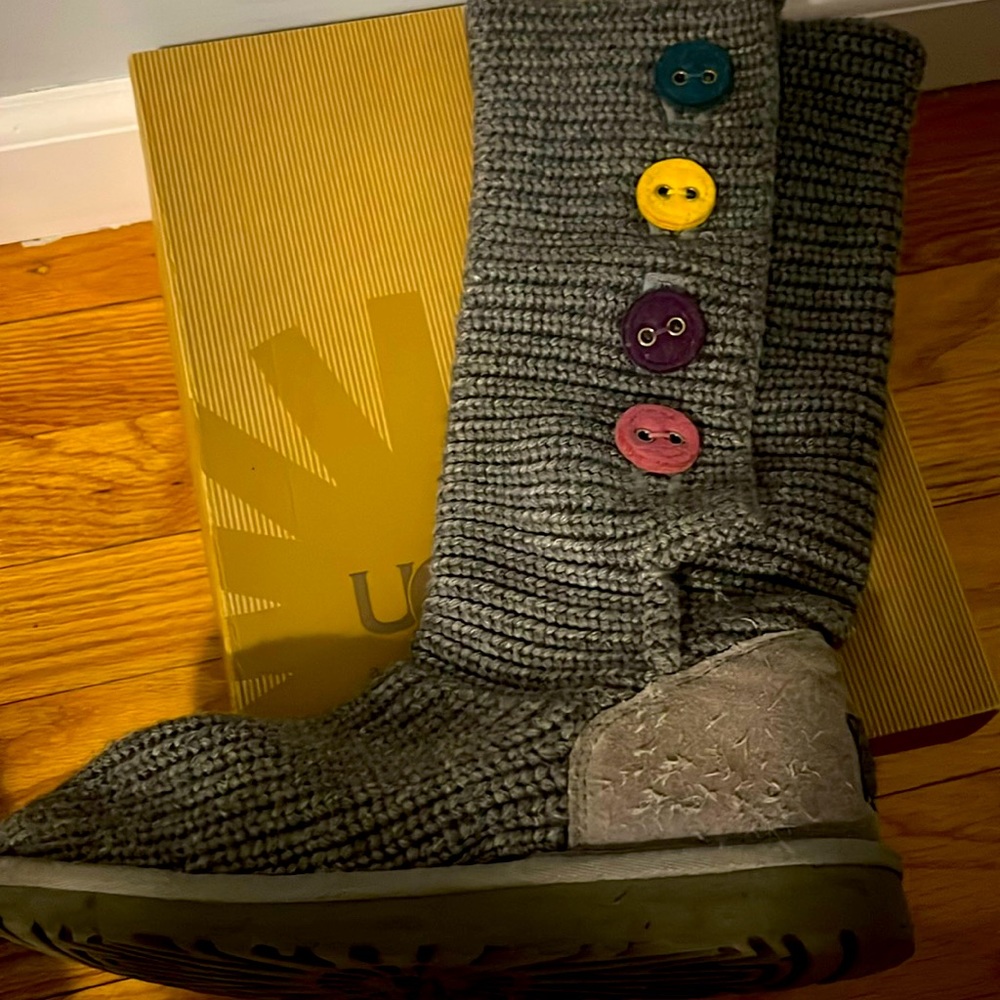 Ugg Womans Gray knotted boot size 6